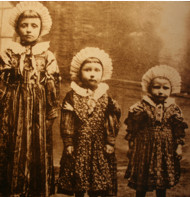 Petites filles de Casteldelfino portant la 'bèro dey krén' (coiffe ornée d'une dentelle en crin de cheval) 