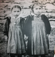 Deux petites filles de Chianale au début du XX siècle